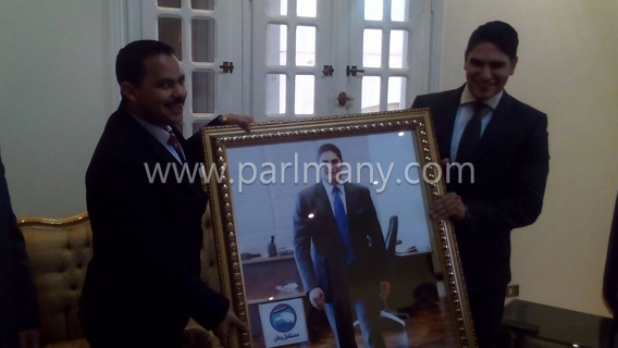 رئيس-الحزب-أشرف-رشاد-يقدم-هدية-تذكارية-لرجل-الأعمال-أحمد-أبو-هشيمة