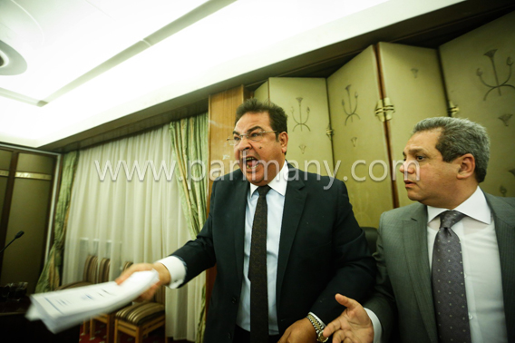 مشادة كلامية بين النائب كمال أحمد ومستشار البرلمان بسبب اتفاقية النقد الدولى (8)