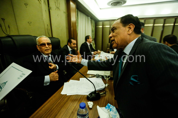 مشادة كلامية بين النائب كمال أحمد ومستشار البرلمان بسبب اتفاقية النقد الدولى (10)