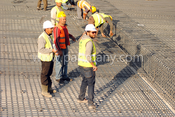 عمال-في-حفر--أنفاق--قناة-السويس--بالاسماعيلية-----تصوير--محمد-عوض-(16)