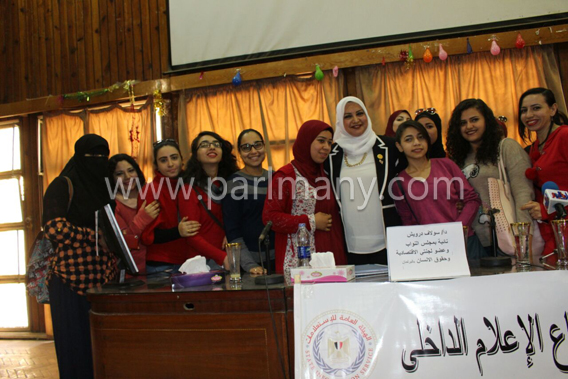 سولاف درويش تلتقى طالبات جامعة حلوان  (4)