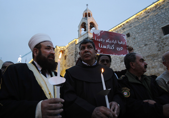 1084126-مسيرة-فى-فلسطين-للتنديد-بتفجير-كنيستى-مصر