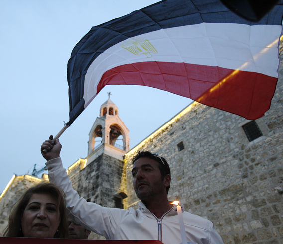 1438582-علم-مصر-يرفرف-فى-مسيرة-ضد-الإرهاب-بفلسطين