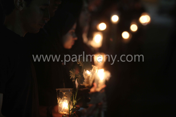 وقفة بالشموع أمام مدينة الإنتاج الإعلامى لتأبين ضحايا الكنيستين (2)