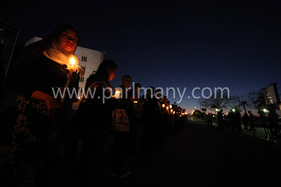 وقفة بالشموع أمام مدينة الإنتاج الإعلامى لتأبين ضحايا الكنيستين (18)