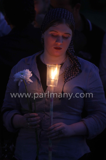 وقفة بالشموع أمام مدينة الإنتاج الإعلامى لتأبين ضحايا الكنيستين (21)