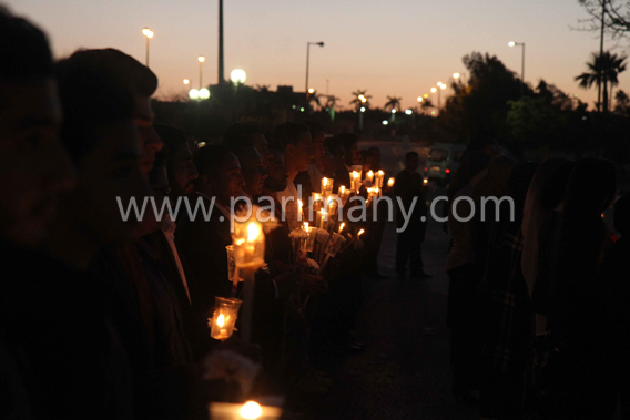 وقفة بالشموع أمام مدينة الإنتاج الإعلامى لتأبين ضحايا الكنيستين (9)