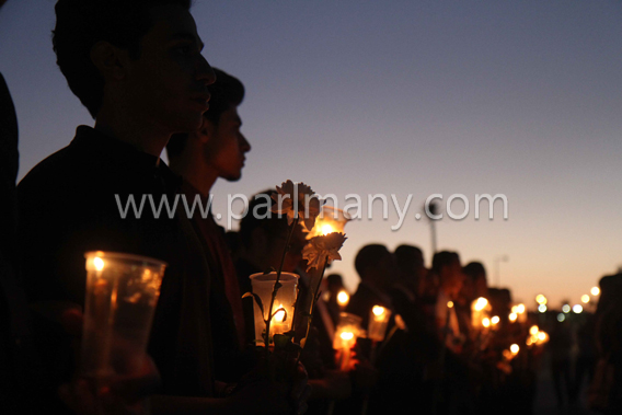 وقفة بالشموع أمام مدينة الإنتاج الإعلامى لتأبين ضحايا الكنيستين (11)