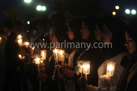 وقفة بالشموع أمام مدينة الإنتاج الإعلامى لتأبين ضحايا الكنيستين (13)