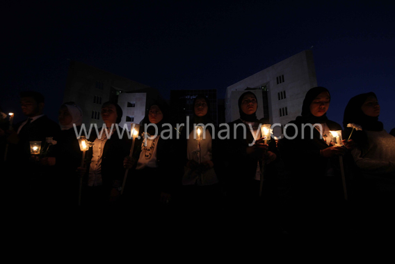 وقفة بالشموع أمام مدينة الإنتاج الإعلامى لتأبين ضحايا الكنيستين (25)