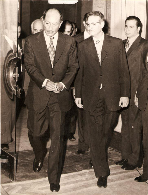 صورة نادرة لرفعت المحجوب مع الرئيس انور السادات