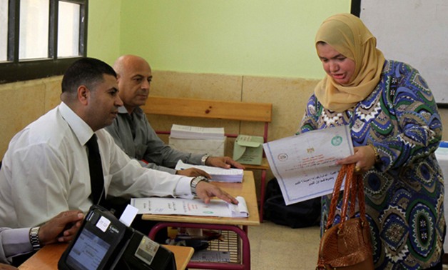 محكمة جنوب القاهرة الابتدائية تسلم القضاة أوراق اقتراع الإعادة بالمرحلة الثانية