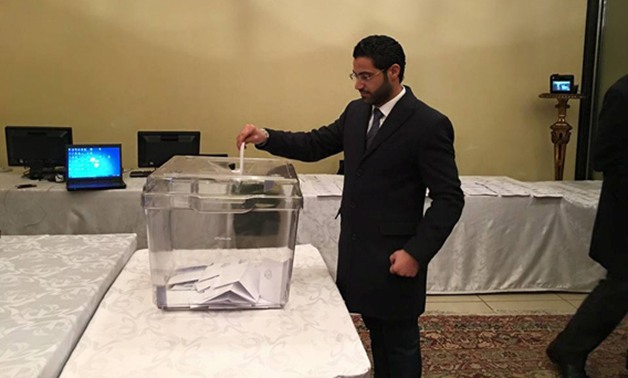 محمد نبوى المتحدث باسم "تمرد" يدلى بصوته فى جولة الإعادة بالسفارة المصرية بباريس 