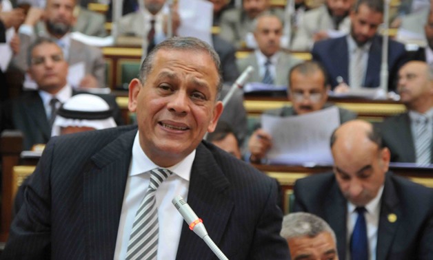 محمد أنور السادات يطالب البرلمان بالمشاركة فى وضع خطة للانتهاء من تطوير المزلقانات