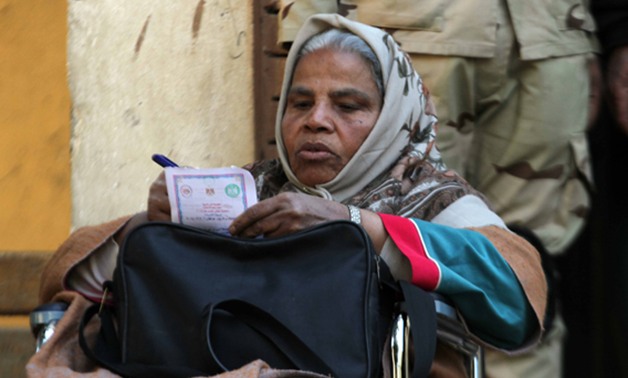 مُسنة قعيدة بعد الإدلاء بصوتها فى الانتخابات بالمقطم: "نفسى أتعالج ومصر تبقى حلوة"