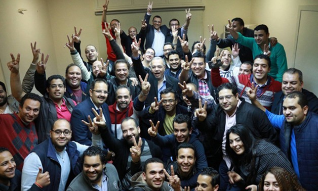 بعد نهاية سباق الإعادة.. رئيس "المصريين الأحرار" يحتفل بـ "سيلفى" مع شباب الحزب
