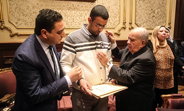مجدى العجاتى خلال تكريم أسرة "الحسينى أبو ضيف" بالبرلمان: "الدولة لن تترك الجانى"