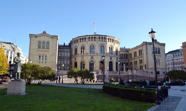 مخمور يقتحم البرلمان فى النرويج والشرطة تلقى القبض عليه بسطح المبنى