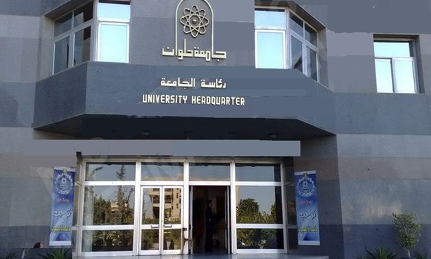 فيديو.. رئيس جامعة حلوان يقف مع الطلاب دقيقة حداد على أرواح شهداء العريش