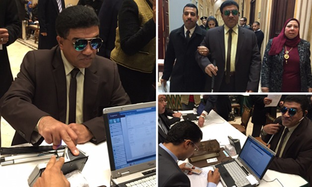 وصول النائب "الكفيف" خالد حنفى إلى مقر البرلمان لتسجيل بياناته واستخراج الكارنيه