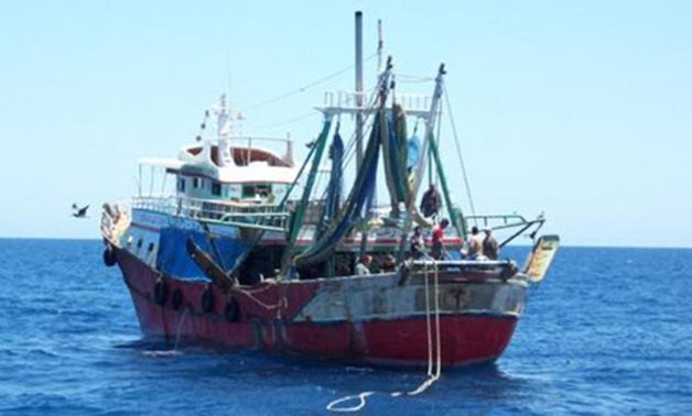 كيف تعامل القانون مع حالة تعثر مركب الصيد في سداد الرسوم ؟