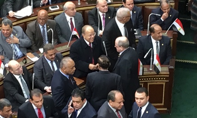 نواب البرلمان يلتقطون صورا داخل قاعة مجلس النواب