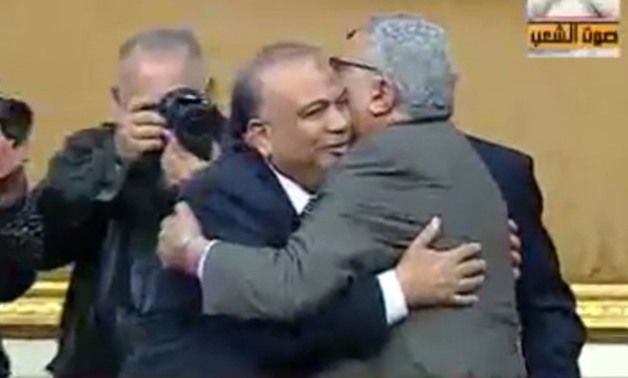 بالفيديو.. من ذاكرة البرلمان تسلم سعد الكتاتنى رئاسة أول برلمان بعد الثورة عام 2012 