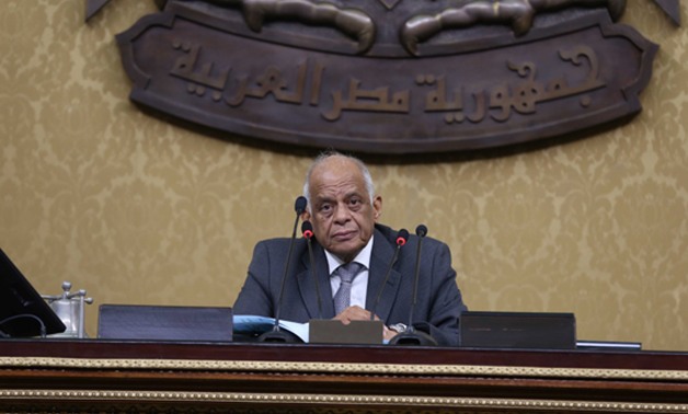 "عبد العال" يرفض اقتراح التصويت على القوانين برفع الأيدى بدلاً من النظام الإلكترونى 