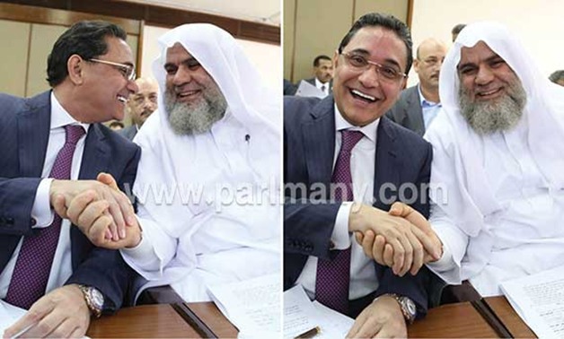 بالصور.. عبد الرحيم على يصافح أحمد الشريف نائب البرلمان عن حزب النور السلفى