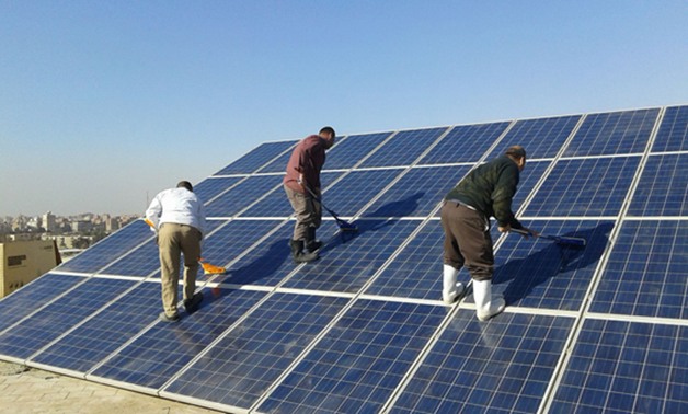 مصر تقتحم مجال الطاقة الشمسية.. الكهرباء: اتجاه لاستغلال كل شبر فى أسوان لإنشاء محطات توليد.. ومطالب بتركيب الألواح الشمسية بالتقسيط