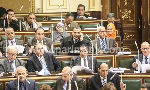 أعضاء بالبرلمان يغادرون القاعة الرئيسية للمجلس أثناء مناقشة "لائحة النواب"