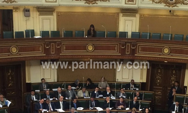 فى الركن البعيد الهادى.. دينا عبدالعزيز "سندريلا البرلمان" وحيدة فى شرفة البرلمان