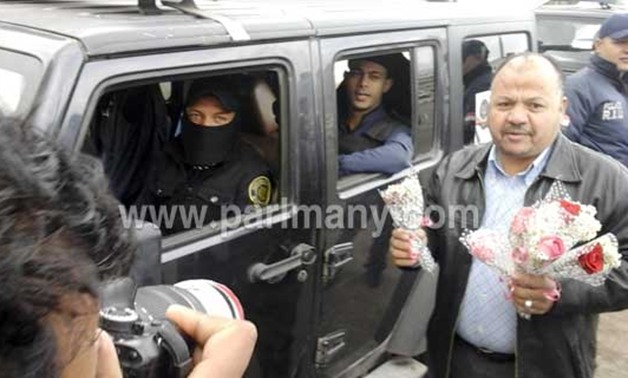 فى ذكرى ثورة يناير.. مواطنون يوزعون الورود على رجال الشرطة بالتحرير