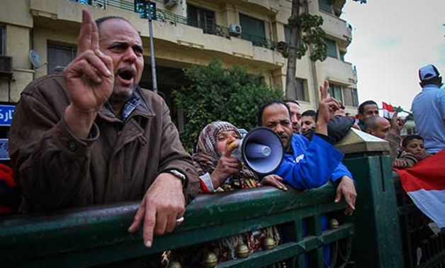 كبار السن والمعاقين يحتفلون بذكرى يناير بالتحرير..موجهين رسالة للسيسى:"دايما فى ضهرك"