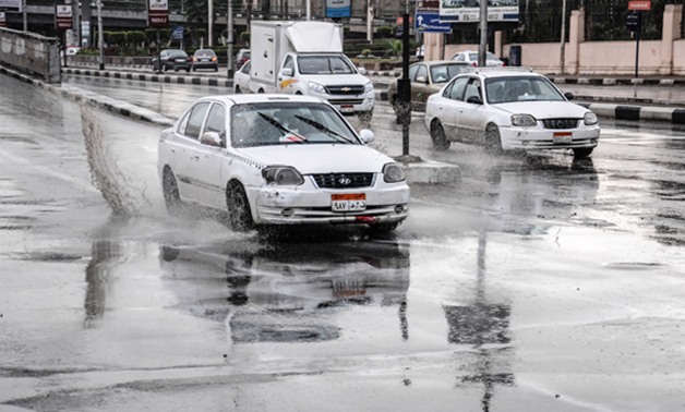 سقوط أمطار غزيرة على القاهرة والجيزة.. وتراكم المياه بالشوارع