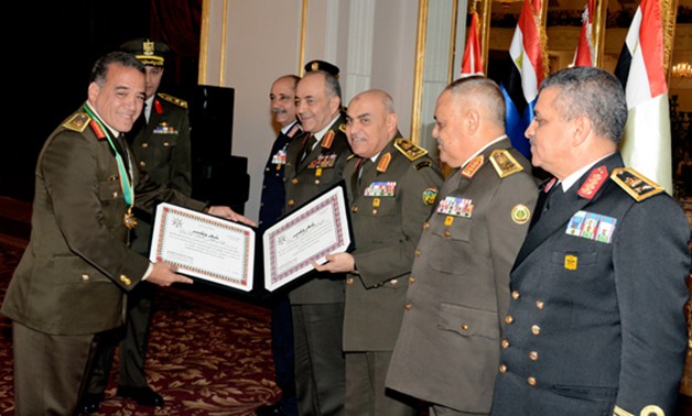 وزير الدفاع يكرم "القادة" المحالين للتقاعد ويمنحهم وسام الجمهورية من الطبقة الثانية