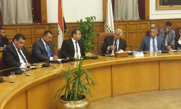 حمدى عبد الوهاب نائب حلوان والمعصرة يعرض على محافظ القاهرة مشاكل "الدائرة"