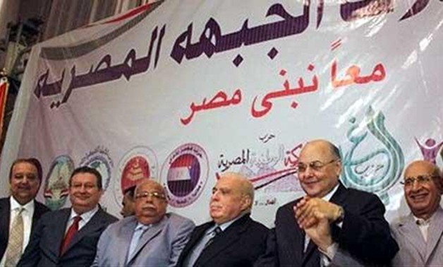 توافد قيادات الجبهة المصرية وتيار الاستقلال على الصف لحضور مؤتمرهم الانتخابى الأخير
