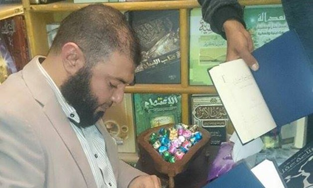 أحمد خليل "رئيس كتلة النور" يحتفل بتوقيع كتابه "صناعة عقل" بمعرض الكتاب