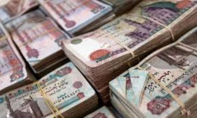 وكيل "اقتصادية البرلمان" يكشف أسباب ادخار المصريين الأموال "تحت البلاطة"..تعرف عليها