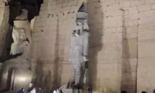 بالصور.. وزير الآثار يزيح الستار عن تمثال الملك رمسيس الثاني بعد ترميمه بمعبد الأقصر