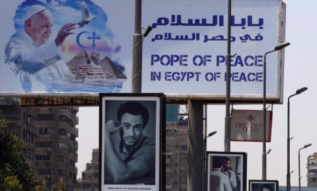 بابا السلام فى مصر السلام.. لوحات الترحيب بـ "البابا فرانسيس" تزين شوارع القاهرة