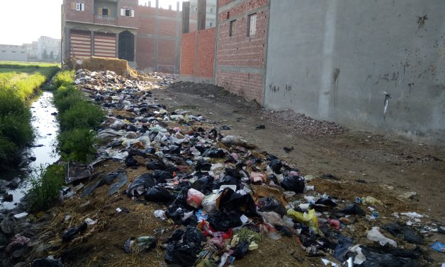 بالصور.. كارثة تلال القمامة تحاصر أراضى زراعية وترع ومساجد في الدقهلية