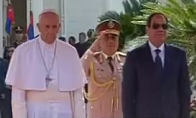 زيارة بابا الفاتيكان للقاهرة.. الرئيس السيسى يستقبل البابا فرانسيس فور وصوله الاتحادية