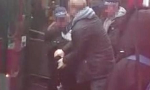 بالفيديو.. شرطة لندن تسحل منتقبة من حافلة لاشتباهم بتورطها فى عمليات إرهابية