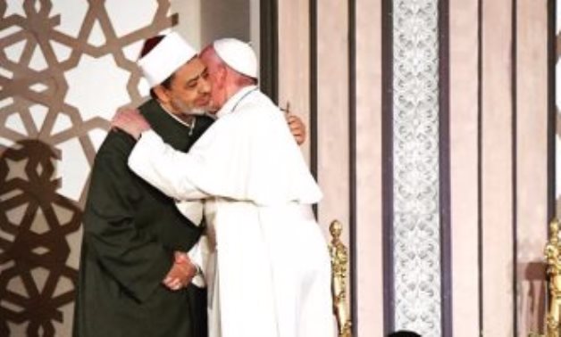 بابا الفاتيكان ينشر صورة مع شيخ الأزهر.. ويعلق: لنؤكد سويّا استحالة الخلط بين العنفِ والإيمان