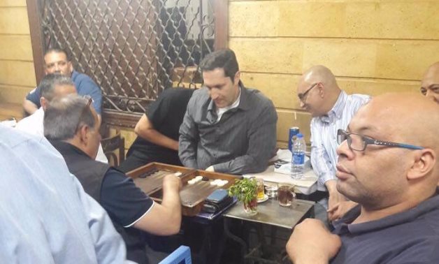 شاهد صورة علاء مبارك يعلب "الطاولة" مع الأهالى على مقهى بإمبابة