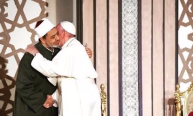 بابا الفاتيكان ينشر صورته مع شيخ الأزهر معلقا: لا يختلط العنف بالإيمان