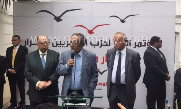 نجيب ساويرس يدلى بصوته فى انتخابات مجلس أمناء الحزب ويغادر المقر