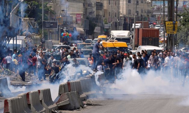 بالصور.. كر وفر خلال اشتباكات بين شبان فلسطينيين وقوات الاحتلال برام الله